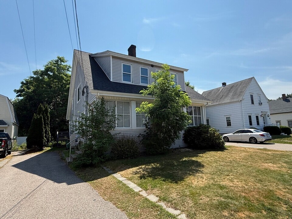 104 S Main St in Mansfield, MA - Building Photo