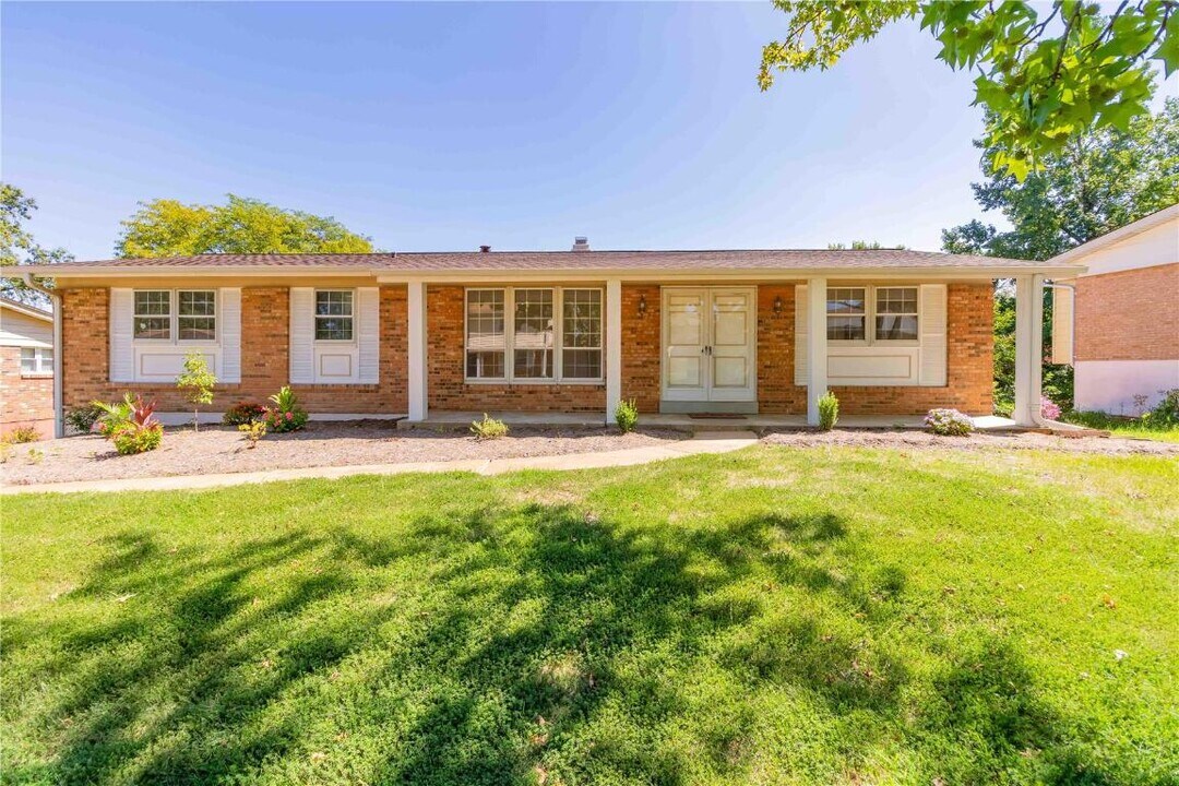 9724 Brookmere Dr in St. Louis, MO - Building Photo