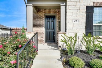 657 Courtyard Ln in Irving, TX - Building Photo - Building Photo