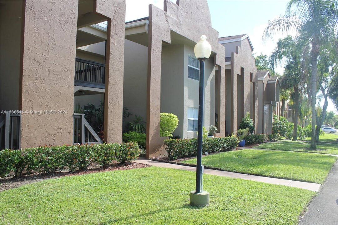 245 SW 113th Way in Pembroke Pines, FL - Foto de edificio