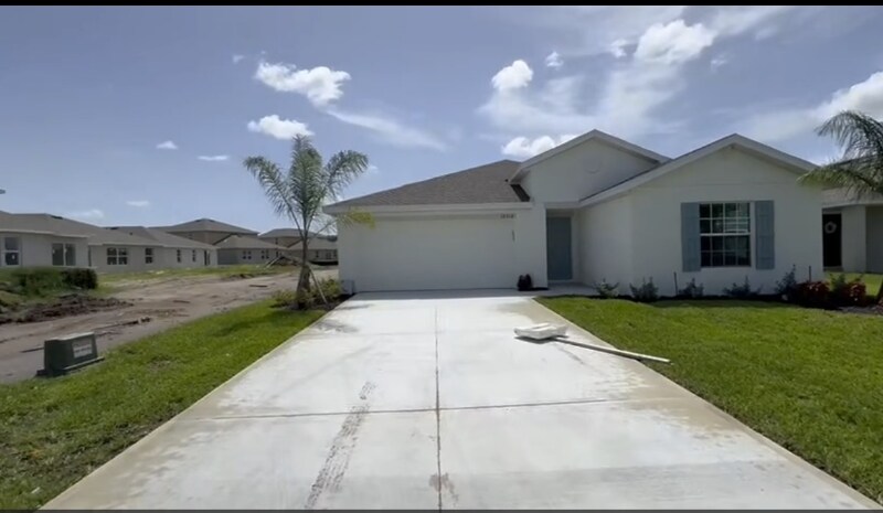 12312 Amber Waves Rd in Lehigh Acres, FL - Building Photo