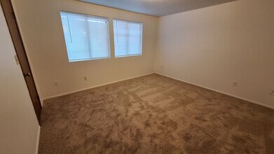 10505 Holly Dr in Everett, WA - Foto de edificio - Building Photo
