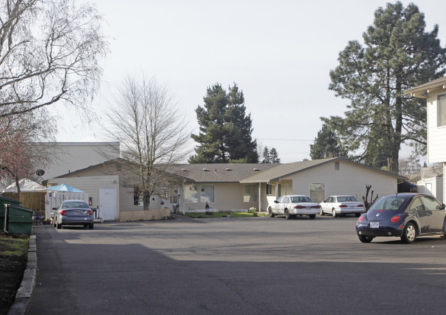 3210 22nd Ave in Forest Grove, OR - Foto de edificio - Building Photo