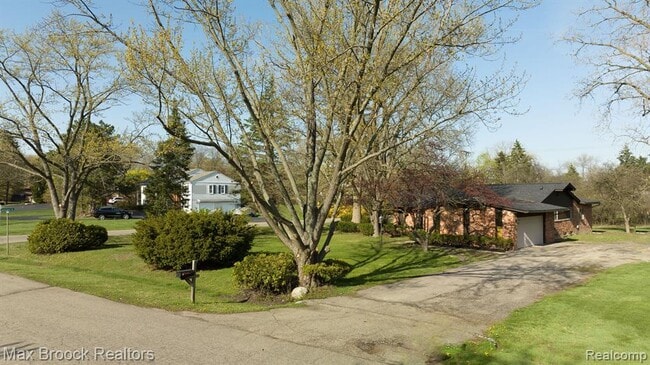6207 Nicholas Dr in West Bloomfield Township, MI - Building Photo - Building Photo