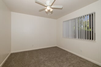 Park Hills Place in Sacramento, CA - Building Photo - Interior Photo