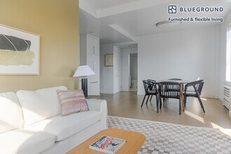 915 W End Ave in New York, NY - Building Photo - Building Photo