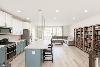 8642 Satinwood Dr in Frederick, MD - Building Photo - Building Photo