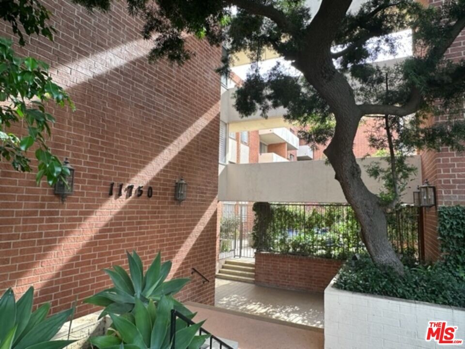 11750 W Sunset Blvd in Los Angeles, CA - Building Photo