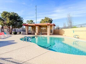 2533 E Wagoner Rd in Phoenix, AZ - Building Photo