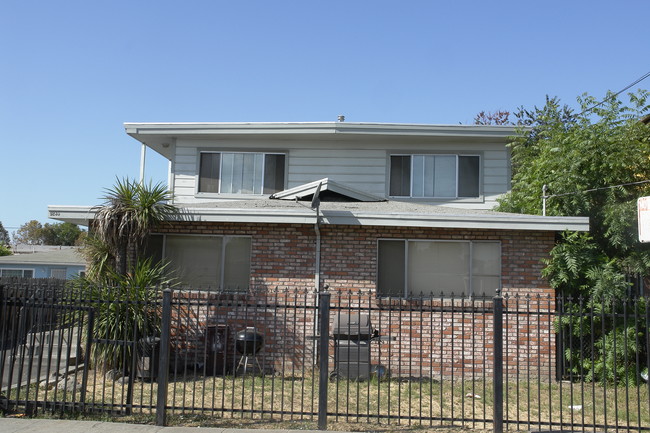 9235 Holly St in Oakland, CA - Foto de edificio - Building Photo