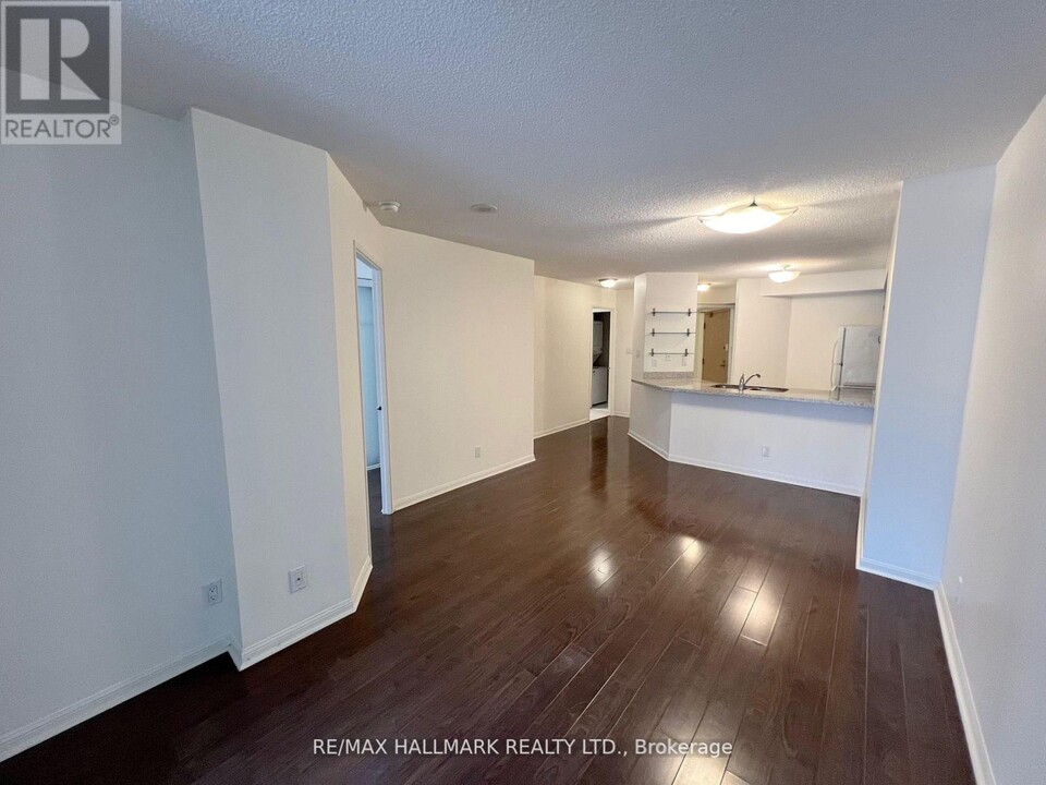 24-224 Wellesley St W in Toronto, ON - Building Photo
