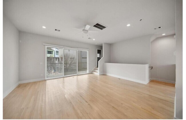 2130 Dennis St in Houston, TX - Building Photo - Building Photo