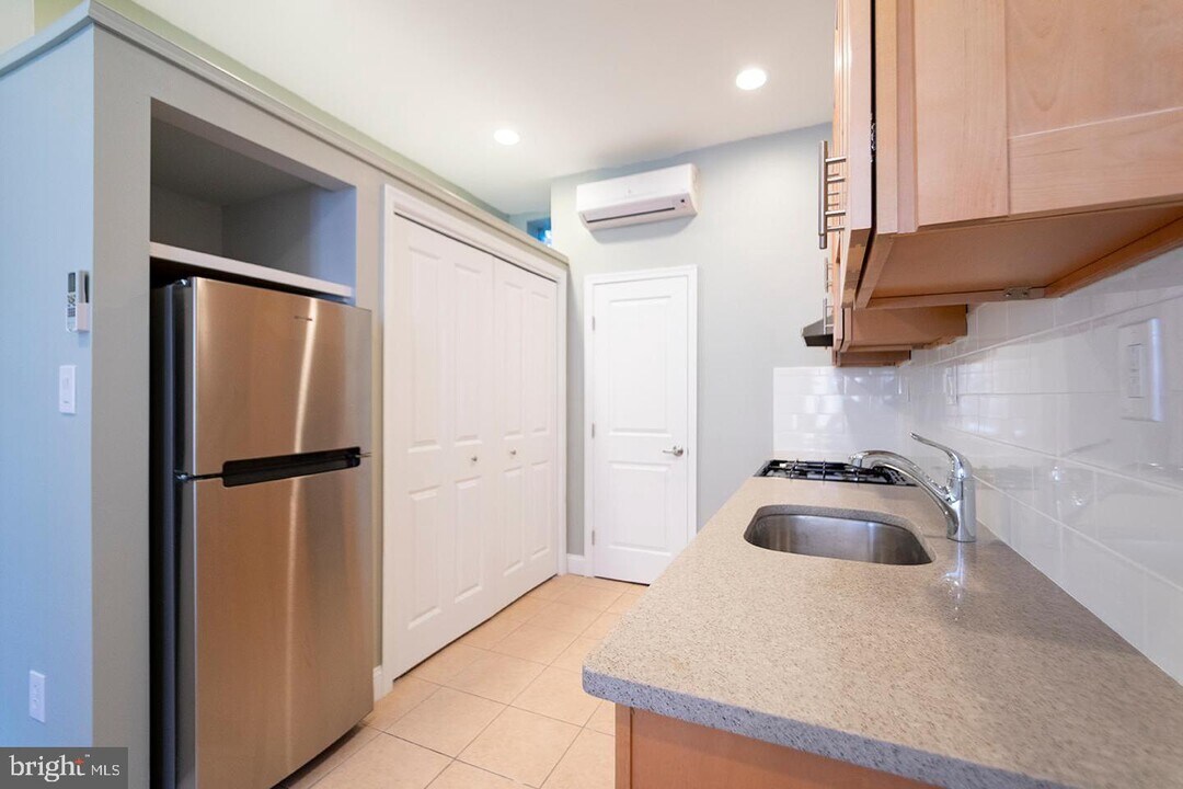 626 S 19th St-Unit -UNIT 1F in Philadelphia, PA - Building Photo