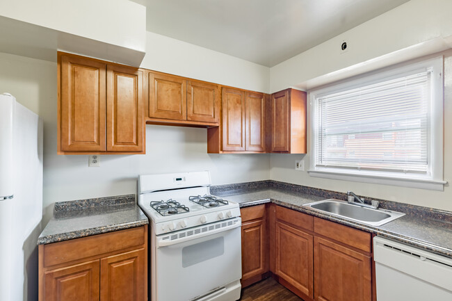 The Wilshire Apartments in Baltimore, MD - Building Photo - Interior Photo