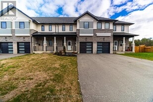44 Lahey Cres in Penetanguishene, ON - Building Photo