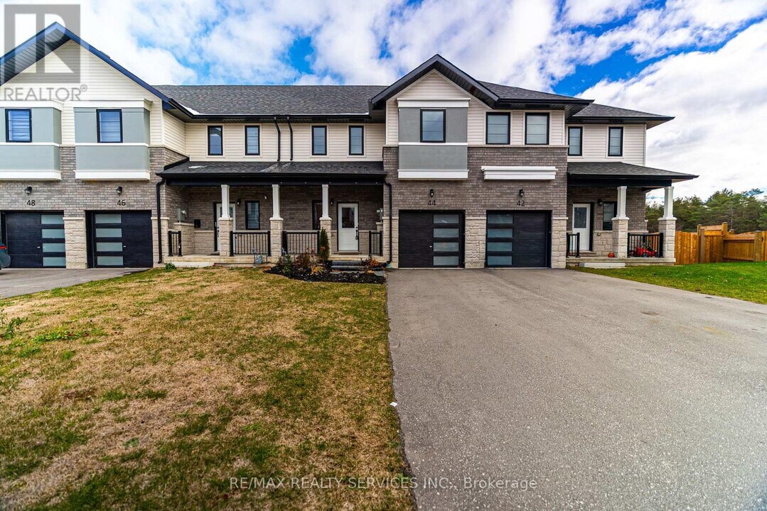 44 Lahey Cres in Penetanguishene, ON - Building Photo