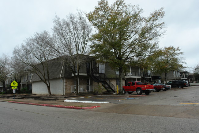 Shadowdale Oaks in Houston, TX - Building Photo - Building Photo