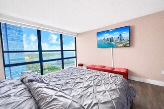 600 NE 36th St, Unit 1502 in Miami, FL - Foto de edificio - Building Photo