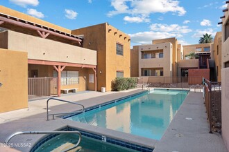 1810 E Blacklidge Dr in Tucson, AZ - Foto de edificio - Building Photo