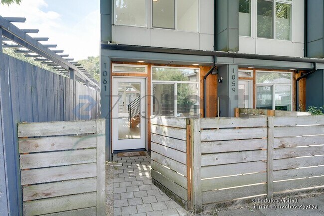1061 S Cloverdale St in Seattle, WA - Building Photo - Building Photo