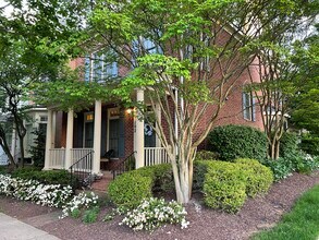 102 Oak Knoll Terrace in Rockville, MD - Foto de edificio - Building Photo