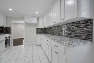 2902 Wuthering Heights Dr in Houston, TX - Building Photo - Building Photo