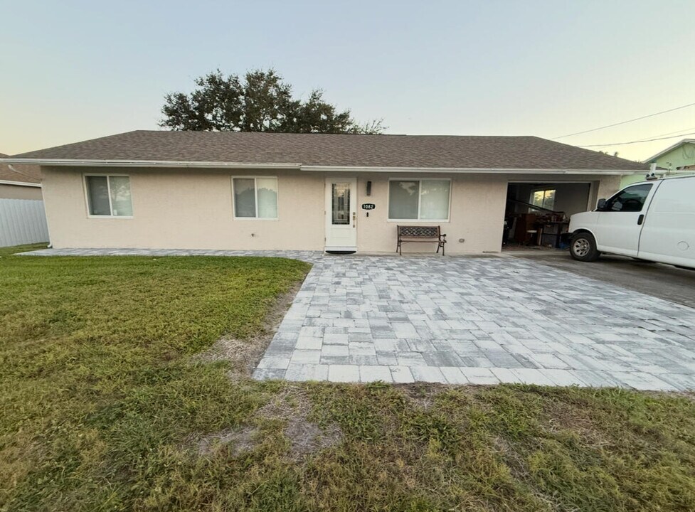 1082 SW Bellevue Ave in Port St. Lucie, FL - Building Photo