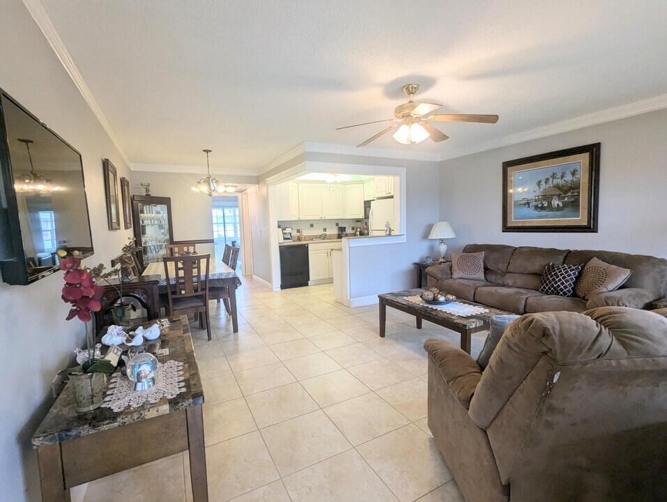 77 Andover C in West Palm Beach, FL - Building Photo