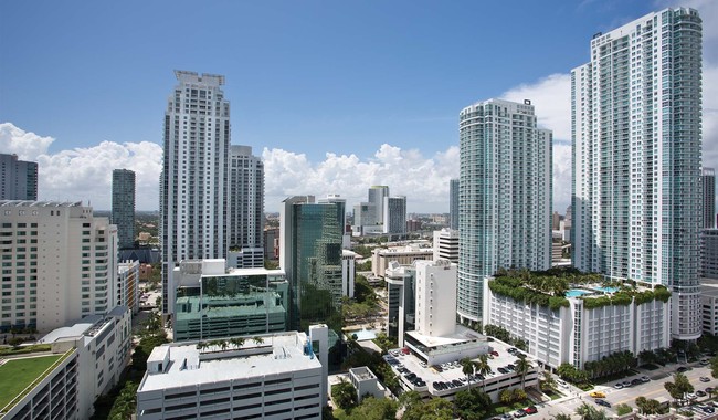 Yacht Club Apartments in Miami, FL - Building Photo - Building Photo