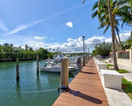 90 Edgewater Dr in Coral Gables, FL - Foto de edificio - Building Photo