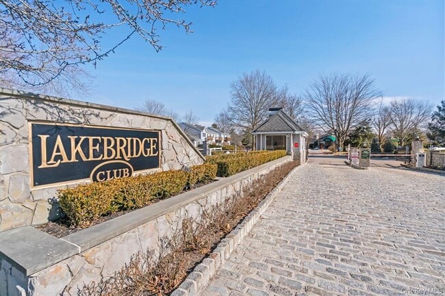 property at 78 Lakebridge Dr S