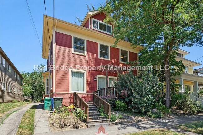 property at 1325 SE Nehalem St