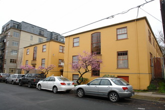 Greenway Apartments in Portland, OR - Foto de edificio - Building Photo