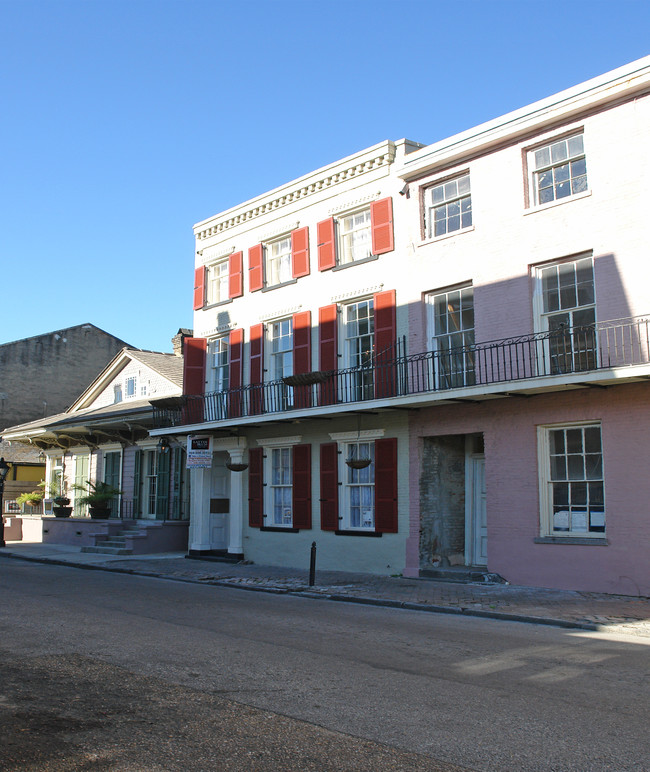 827 Burgundy St in New Orleans, LA - Foto de edificio - Building Photo