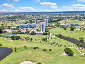 2000 Presidential Way in West Palm Beach, FL - Building Photo - Building Photo