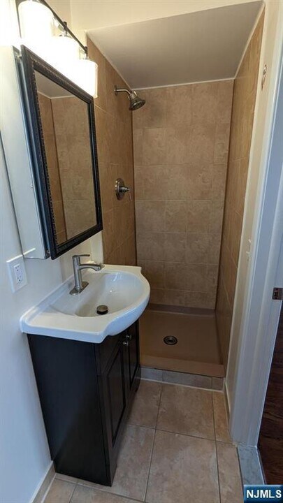 95 Stefanic Ave in Elmwood Park, NJ - Building Photo