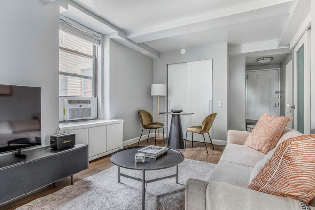 240 W 73rd St in New York, NY - Foto de edificio - Building Photo