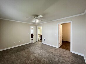 15066 NW Central Dr in Portland, OR - Building Photo - Building Photo