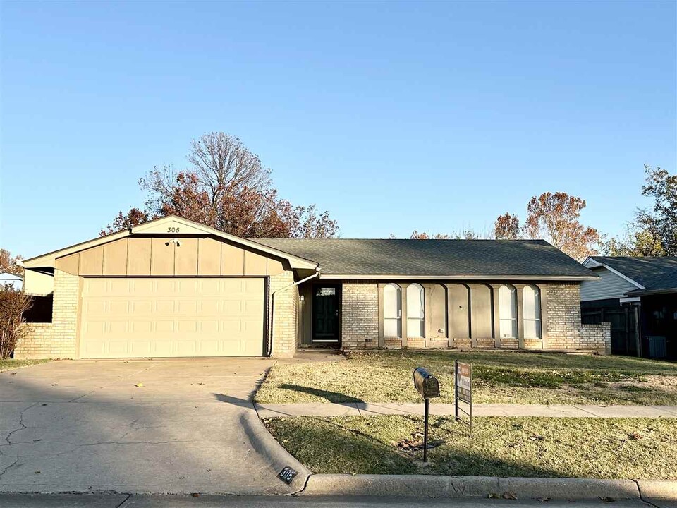 305 NE 46th St in Lawton, OK - Building Photo