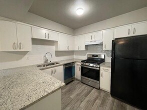 8808 Mountain Ridge Dr in Austin, TX - Building Photo - Building Photo