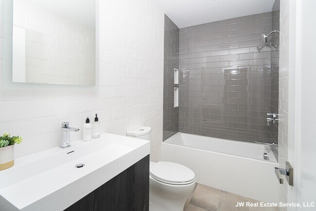 23 Winslow Rd, Unit 2 in Brookline, MA - Building Photo - Building Photo