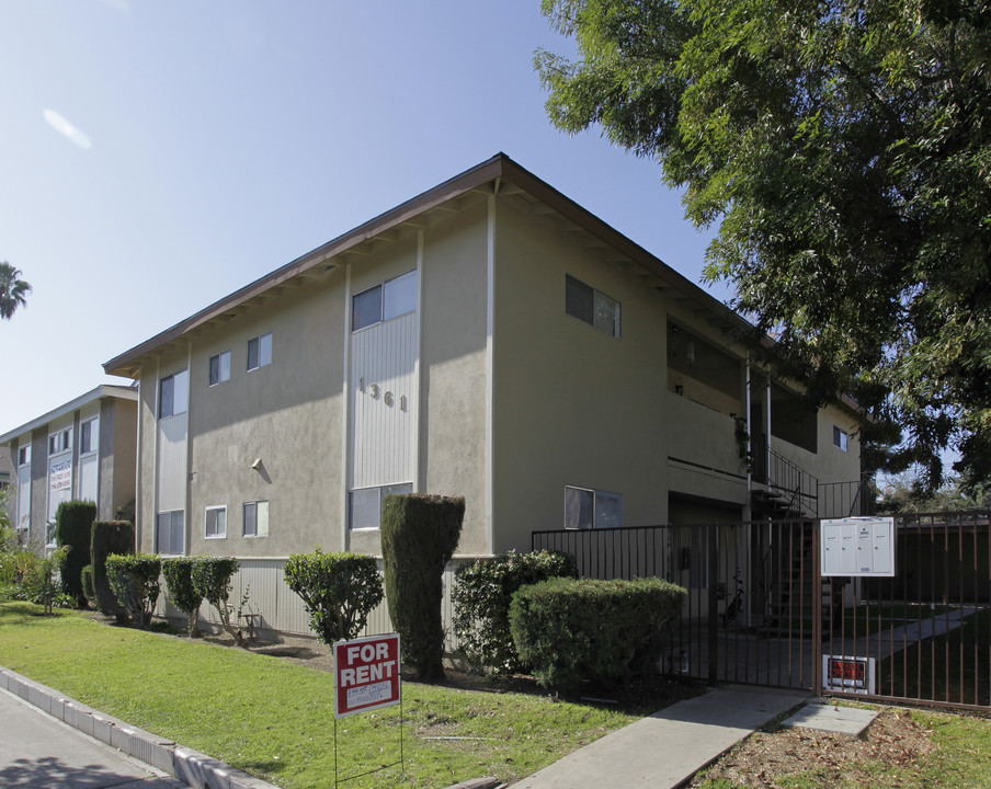 1361 Burwood St in La Habra, CA - Foto de edificio