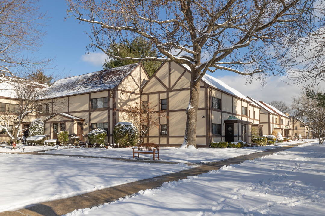 Cherry Valley in Garden City, NY - Building Photo