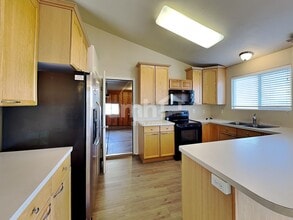 96 N 1660 W in West Point, UT - Foto de edificio - Building Photo