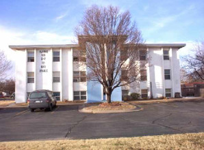 1120 N Hydraulic in Wichita, KS - Foto de edificio - Building Photo