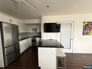 421 Park Ave in Fort Lee, NJ - Building Photo - Building Photo