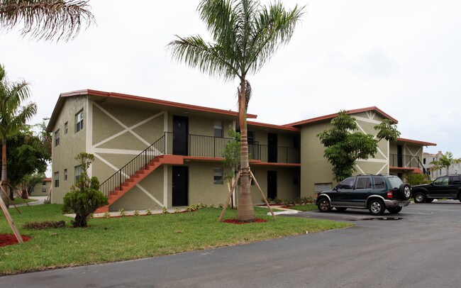 El Jardin Apartments in Hollywood, FL - Building Photo - Building Photo