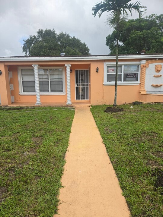 3401 NW 170th St in Miami Gardens, FL - Building Photo