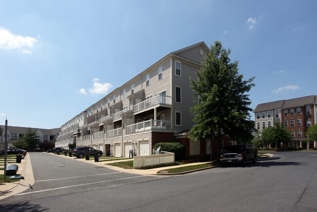 Cross Green Condominiums in Gaithersburg, MD - Foto de edificio - Building Photo