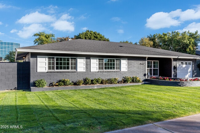 2532 E Highland Ave in Phoenix, AZ - Building Photo - Building Photo